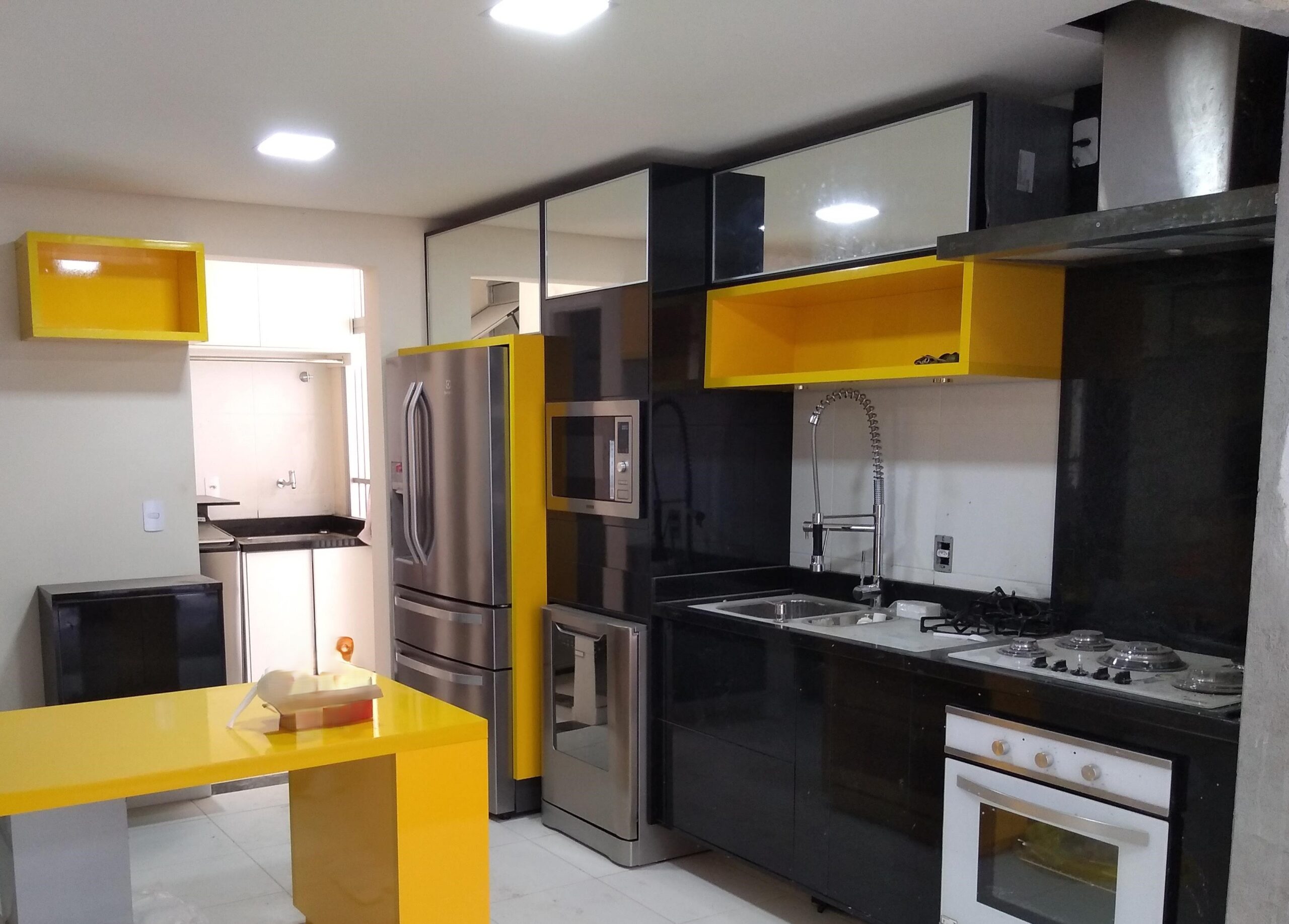 Cozinha em MDF de cores Amarelo e Preto Lacca