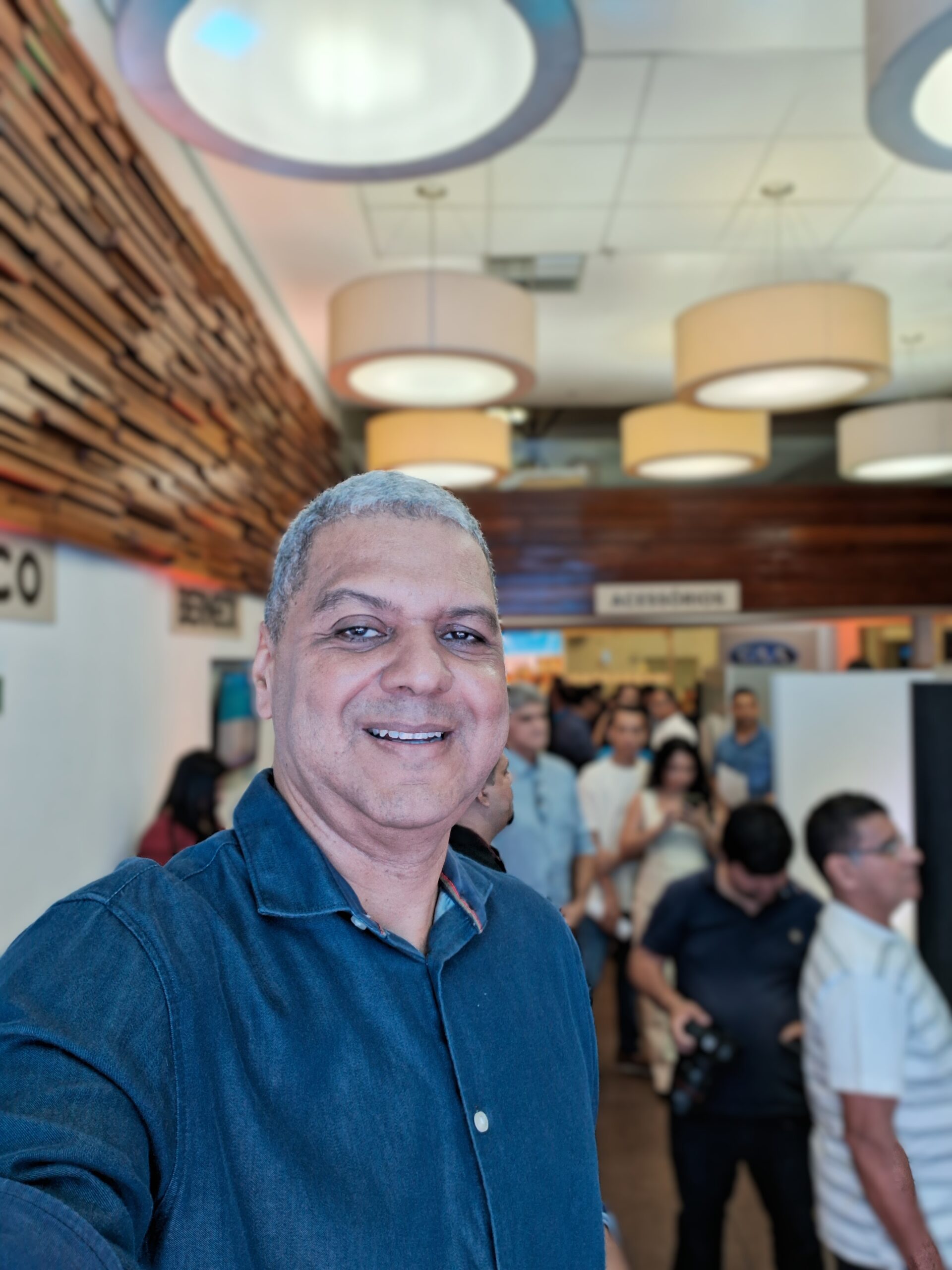 André Schramm é o designer que desenvolve e acompanha todo o processo de fabricação e montagem dos móveis no cliente final. A dinâmica dos serviços atende a Arquitetos e Construtores, executando projeto já definidos, bem como o cliente final que necessita de criatividade do início ao final das etapas de desenvolvimento.